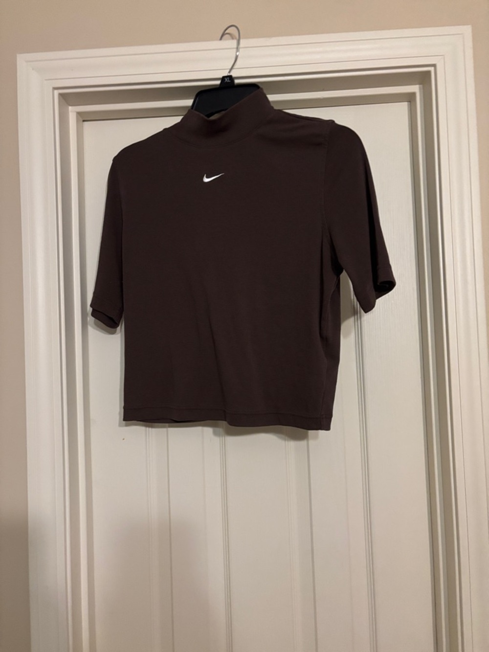 Nike Dark Brown Short-Sleeve Mock Neck fitted Tee size medium